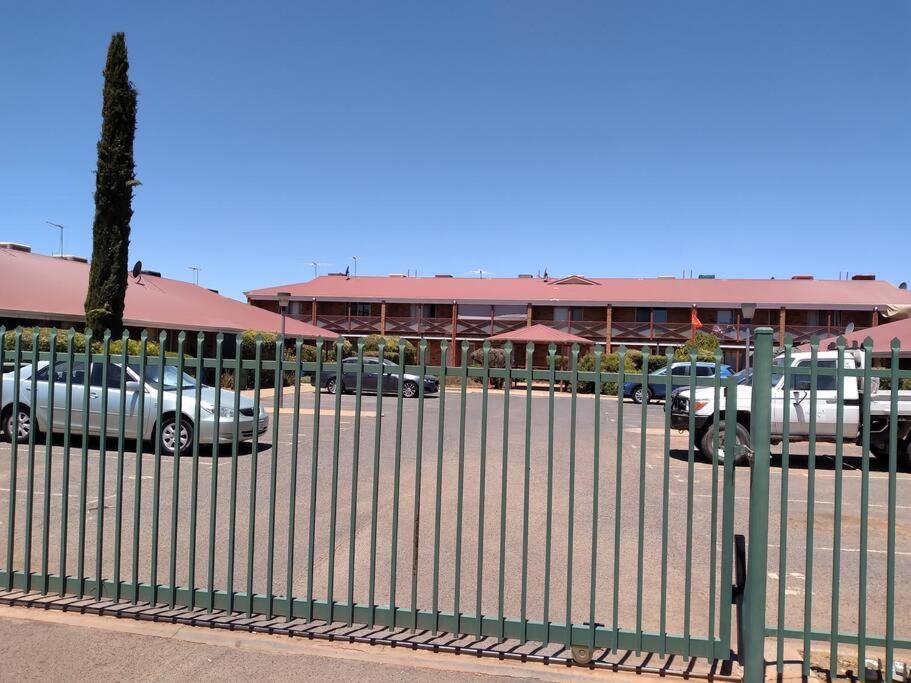 Cosy 2 Bedroom Unit In A Secure Gated Complex Kalgoorlie Luaran gambar